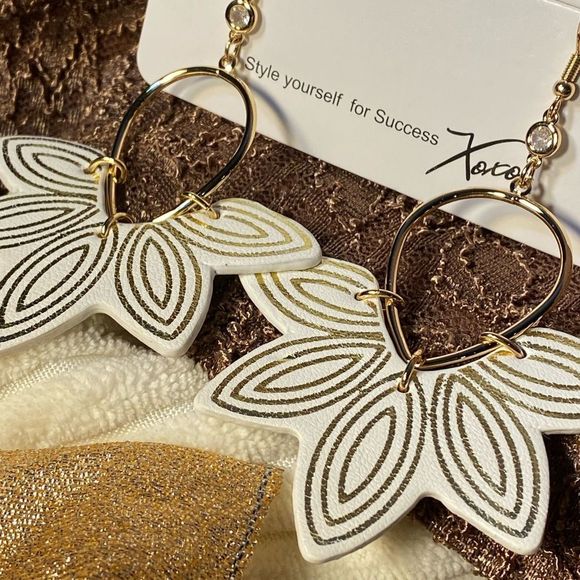 NWT VEGAN WHITE LEATHER FLORAL HYDRANGEA STATEMENT EARRINGS WHITE GOLD ACCENT - Picture 6 of 14